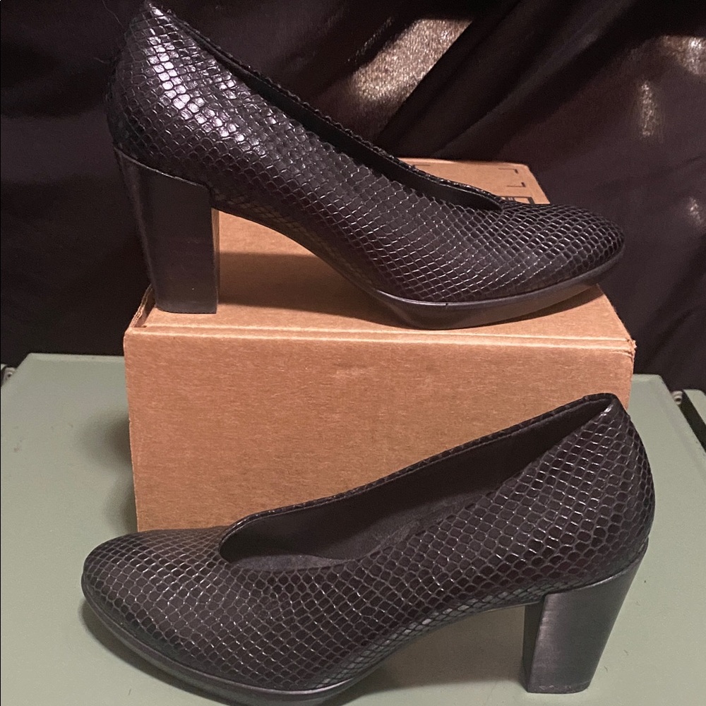 EUC Ecco Black Leather Heels Danish Design Alligator Snake Print eu 37 us 6-61/2